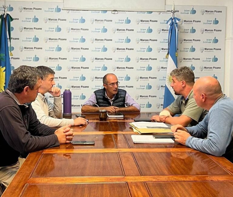 equipo técnico del municipio de bolívar junto a la dirección de hidráulica realizando medición del nivel del arroyo vallimanca.