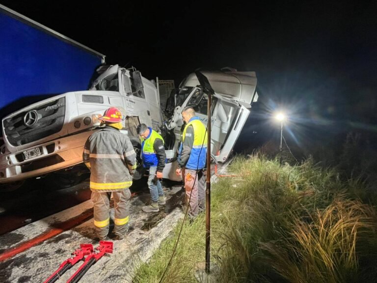 tragedia en la ruta 65 un camionero murió y cuatro personas resultaron heridas tras un choque.