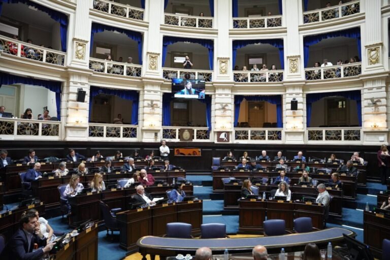 la legislatura bonaerense aprobó la ley de presupuesto y la ley fiscal impositiva 2026