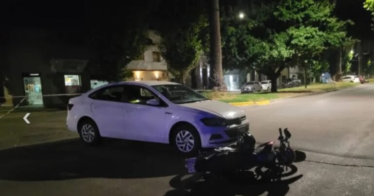 Bolívar: Choque entre un auto y una moto en Laprida y Venezuela dejó un herido accidente bolivar