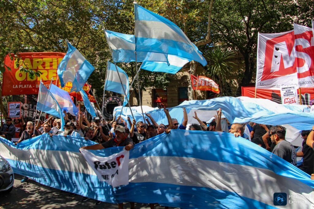 Inicio trabajadores de fate piden que la legislatura apruebe una ley de ocupación temporaria de la planta