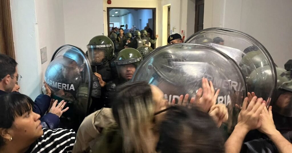denuncian despidos y represión en la comisión nacional de energía atómica