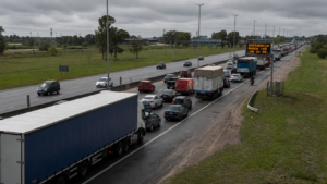 FIN DE SEMANA LARGO: RESTRINGEN LA CIRCULACIÓN DE CAMIONES EN LAS PRINCIPALES RUTAS BONAERENSES camiones ruta